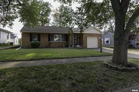 1403 N 9th St, Pekin, IL 61554