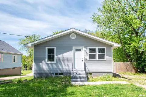 585 Roosevelt St, Creve Coeur, IL 61610