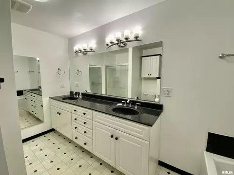 530 Meadow Dr, Macomb, IL 61455 photo 24