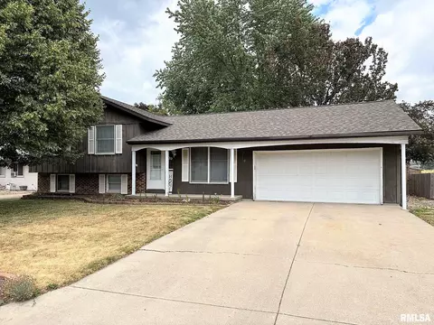 420 Holly Dr, Lincoln, IL 62656