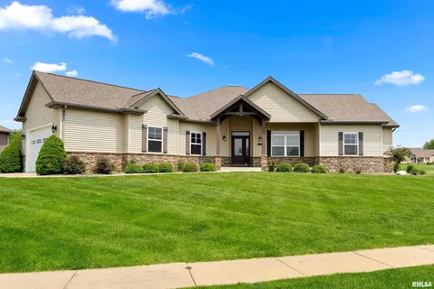 525 N Hurff Dr, Elmwood, IL 61529