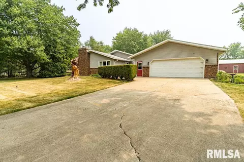 15690 Herberger Rd, Mackinaw, IL 61755