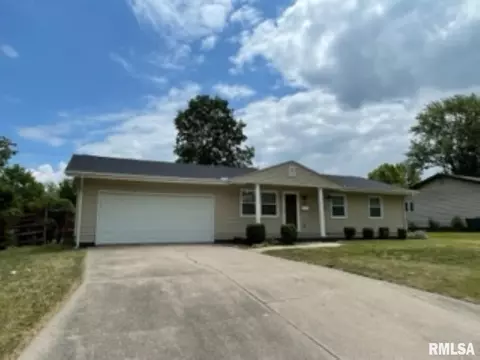 145 Holden Dr, Macomb, IL 61455 photo 2