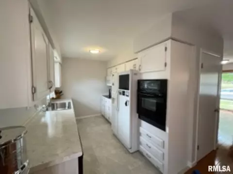 145 Holden Dr, Macomb, IL 61455 photo 17