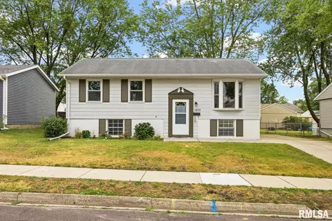 1825 Columbus Dr, Pekin, IL 61554