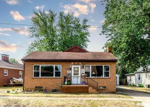 812 Charles St, Pekin, IL 61554
