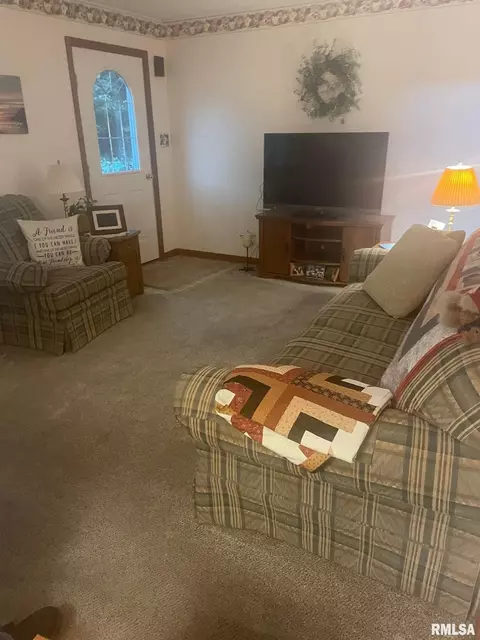1035 E Oak St, Macomb, IL 61455 photo 4