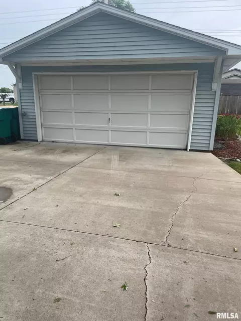 1035 E Oak St, Macomb, IL 61455 photo 3