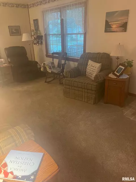 1035 E Oak St, Macomb, IL 61455 photo 5