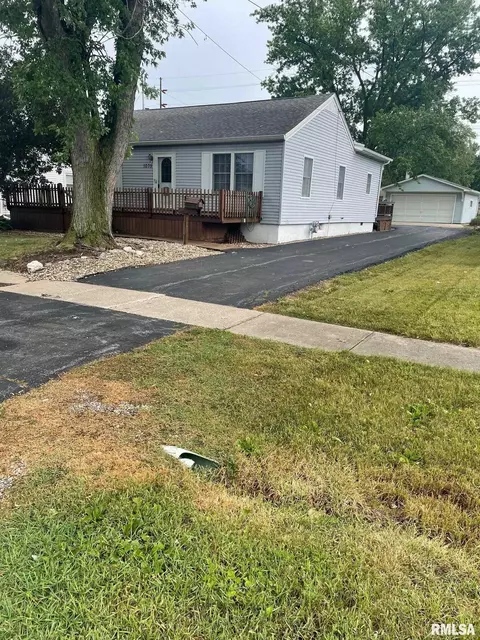 1035 E Oak St, Macomb, IL 61455
