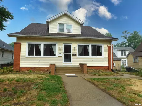 1203 S 5th St, Pekin, IL 61554