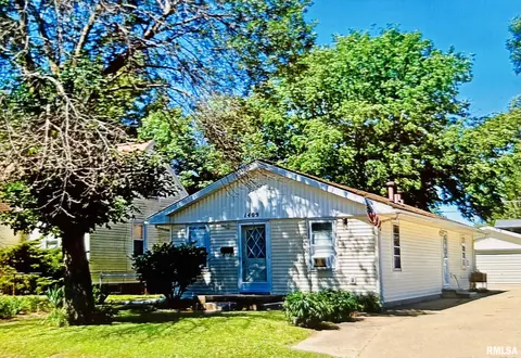1409 S 6th St, Pekin, IL 61554