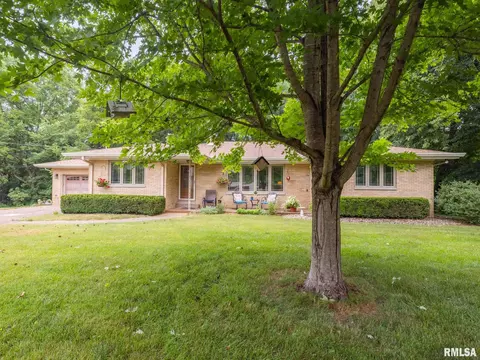 218 Sycamore Ave, Morton, IL 61550