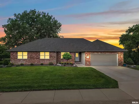 2009 Dane Kelsey Dr, Pekin, IL 61554