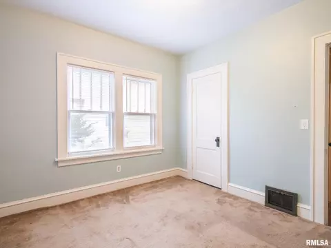 1703 E Jackson St, Bloomington, IL 61701 photo 7
