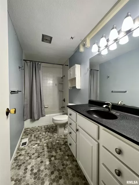 1 Pollock Dr, Macomb, IL 61455 photo 4