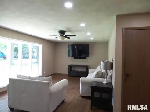 819 Green St, Henry, IL 61537 photo 9