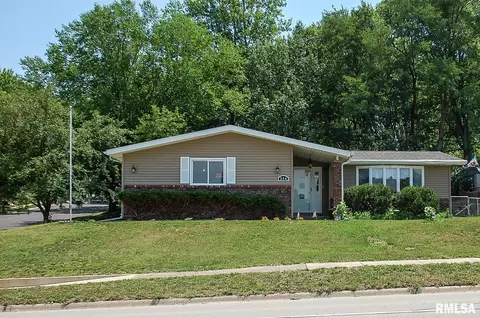 304 N Parkway Dr, Pekin, IL 61554