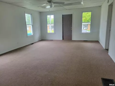 524 W Pierce St, Macomb, IL 61455 photo 3