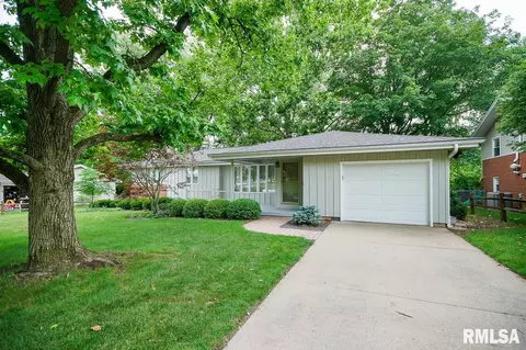 5027 N Mansfield Dr, Peoria, IL 61614