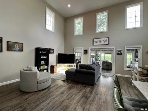 10 Hickory Grv, Macomb, IL 61455 photo 2