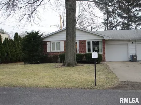 7024 N Kerwood Dr, Peoria, IL 61614