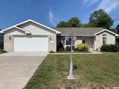400 Cottonwood Cir, East Peoria, IL 61611