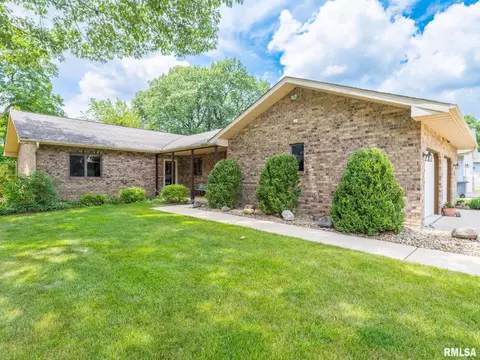 138 Oakmoor Dr, East Peoria, IL 61611