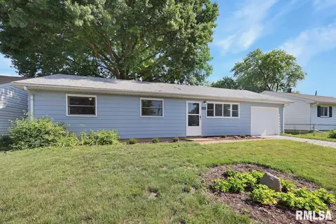 414 Rosewood Dr, Washington, IL 61571