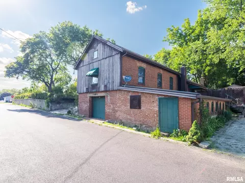 1103 Willow St, Pekin, IL 61554