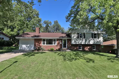 4924 N Woodview Ave, Peoria, IL 61614