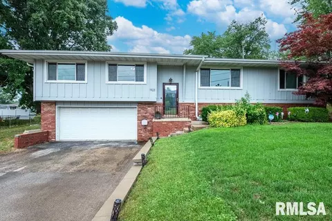 1923 W Northmoor Rd, Peoria, IL 61614