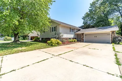 216 Tanglewood Ln, East Peoria, IL 61611
