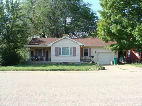 505 E Vernon St, Farmington, IL 61531