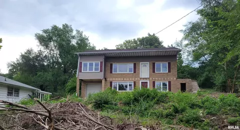 724 E Shore Dr, Pekin, IL 61554
