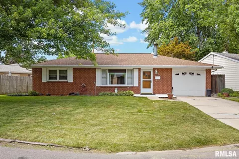 1 Brentwood Ct, Pekin, IL 61554