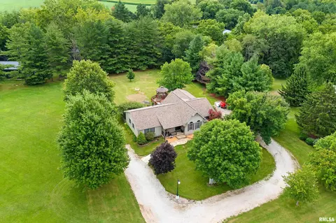 9008 N Willow Dr, Edwards, IL 61528