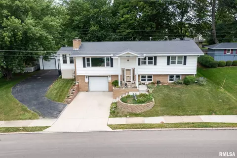 2403 Willow St, Pekin, IL 61554