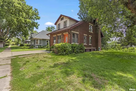 1300 Royal Ave, Pekin, IL 61554