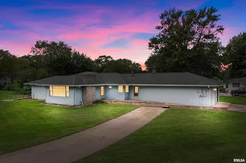 605 E Meadow Lawn St, Manito, IL 61546