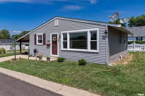 1109 Koch St, Pekin, IL 61554