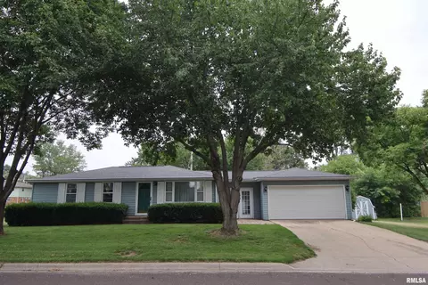 108 W Holly Dr, Washington, IL 61571