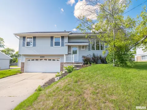 2213 W Kensington Dr, Peoria, IL 61607