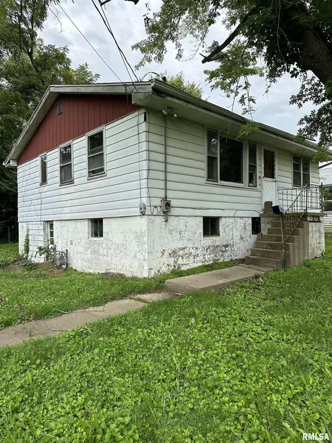 928 S Creve Coeur Ave, Creve Coeur, IL 61610