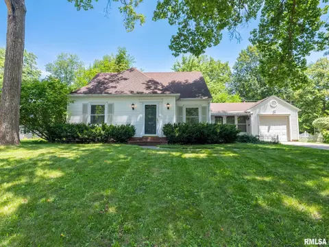 319 W Stonegate Rd, Peoria, IL 61614