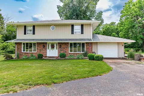 17943 Red Shale Hill Dr, Pekin, IL 61554