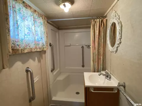 929 E Chestnut St, Canton, IL 61520 photo 18