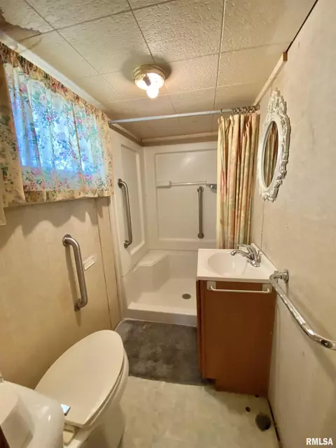 929 E Chestnut St, Canton, IL 61520 photo 16