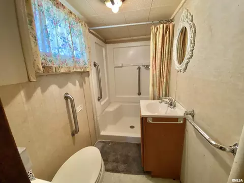 929 E Chestnut St, Canton, IL 61520 photo 17