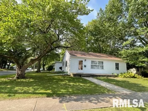 627 E Washington St, Macomb, IL 61455 photo 2